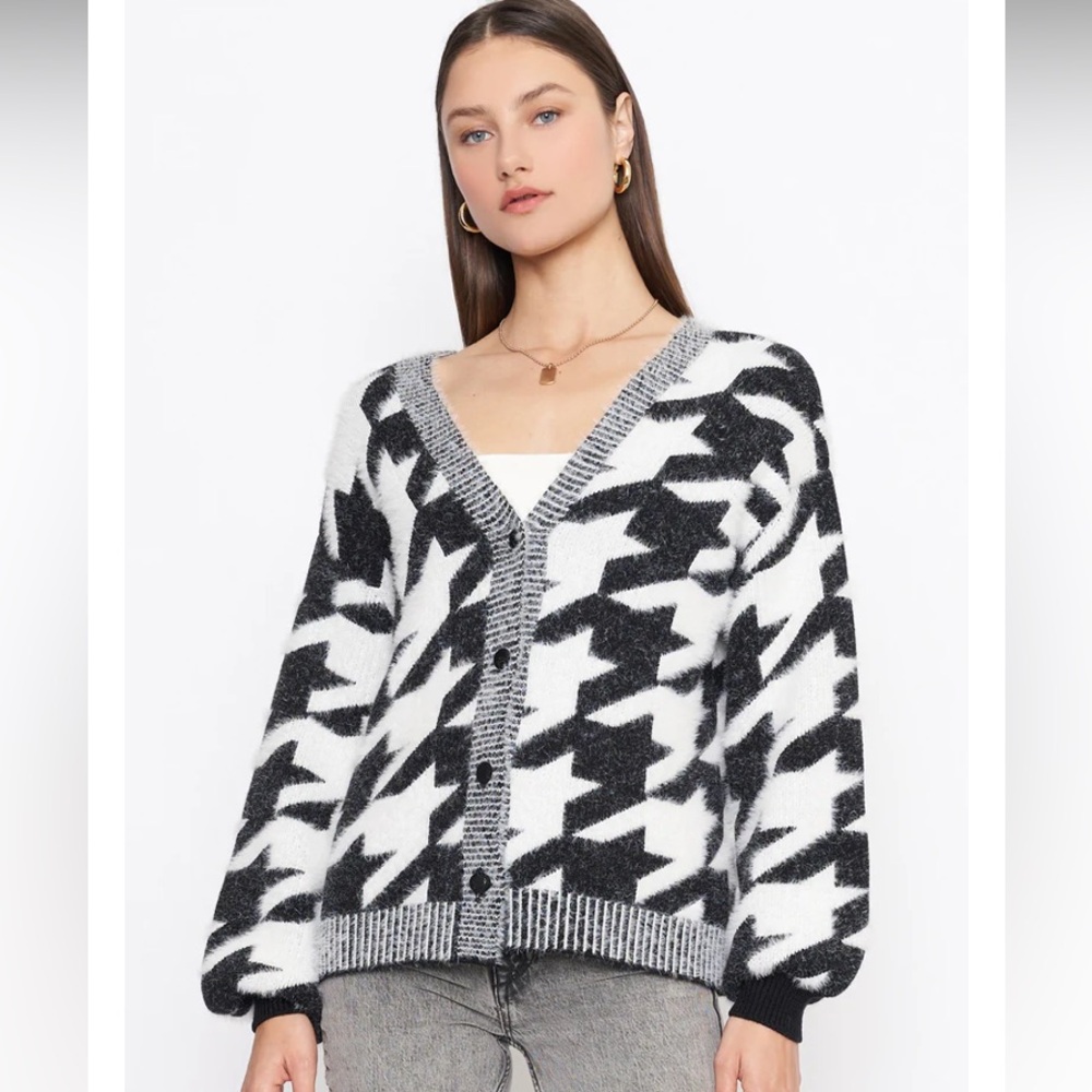 4SI3NNA White fuzzy Houndstooth V-Neck Cardigan Sweater S NWT Preppy $118